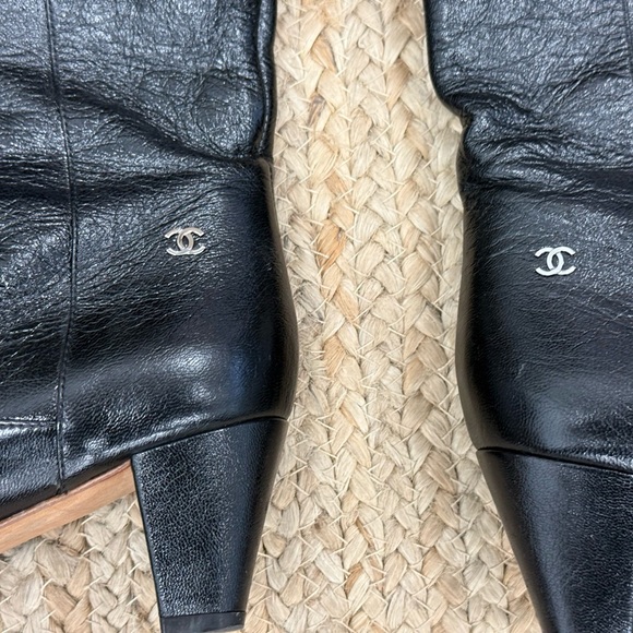 Chanel black boots, a shearling trim, a covered cone heel, and a silver CC logo - Picture 4 of 11